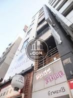 玄関前から見上げた外装