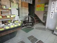 1階に入居しているテナントの入口脇がエントランスです
