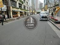 正面入口前の道路