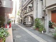 隣接する側道奥からのアングル