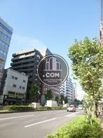 茅場町駅へ向かう通りです