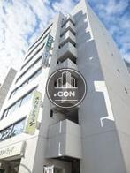 角地から見上げた外観