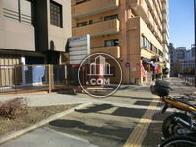 建物前面の歩道
