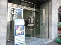 ガラスドアの正面エントランス