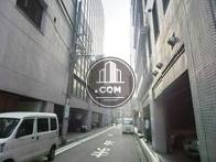 建物後方は細い路地になっております