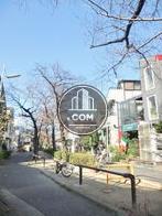 遊歩道沿いに面しています
