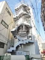 外階段のある背面側