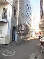 隣接する側道奥からの見え方