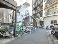 背面通り奥からのアングル