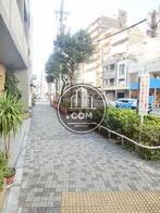 玄関前の綺麗に舗装された歩道