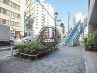 玄関前に歩道橋の上り口がございます