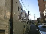 住宅地に位置しております