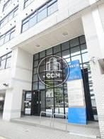 天井高の高い玄関前