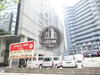 脇には時間貸駐車場