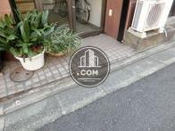 植栽の配置された玄関前の床面