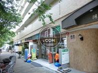 1階には多くのテナント様が入店されています