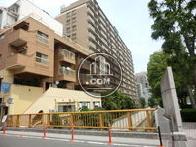 裏手の橋から撮影。川沿いの物件です