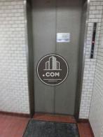 白い壁に灰色のＥＶが印象的です