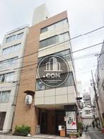 採光性の高いL型に組まれたガラス窓を設置