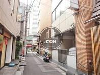 隣接する細い路地奥からの見え方