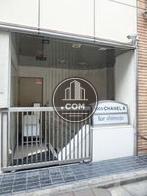 スライド式の鉄扉が備えられた側面口