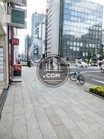幅広い造りの玄関前歩道