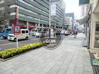 玄関前の通りに整備された花壇が見えます