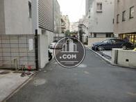 袋小路の角地にあります