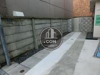 建物入り口まで奥行きがあります