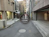 骨董通りから路地に入った場所にあります