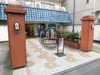 間口の広い正面玄関口