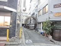 周辺は細い路地があります