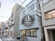 周辺は低層ビルが立ち並びます