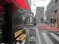 周辺は規模の小さいオフィスビルが建ちます