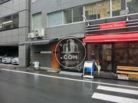 店舗の横に入口があります
