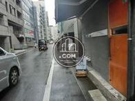 裏路地ですが車の通りもあります