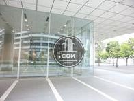エントランス部分は透明感のあるガラスで囲まれています