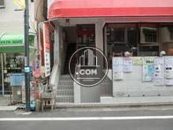 コンパクトな正面玄関