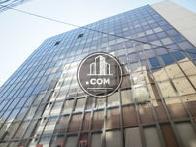 ダークトーンで構成されたガラス張り面