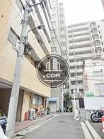 背面通り奥からの様子