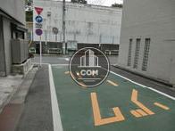 ビル正面の道路です