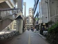 前面は広めの歩道です