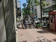 前面は公園通りで人通りが多いです