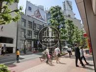 前面の公園通りは有名店舗が並びます