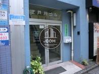 ガラス扉の玄関です