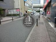人通りの多いいオフィス街です