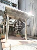 大きなひさしの設置された玄関口