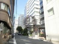 茅場町駅方面へ向かう通り