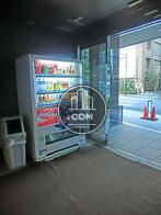 玄関入られてすぐ自動販売機があります