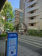 斜め向かいに大学があります